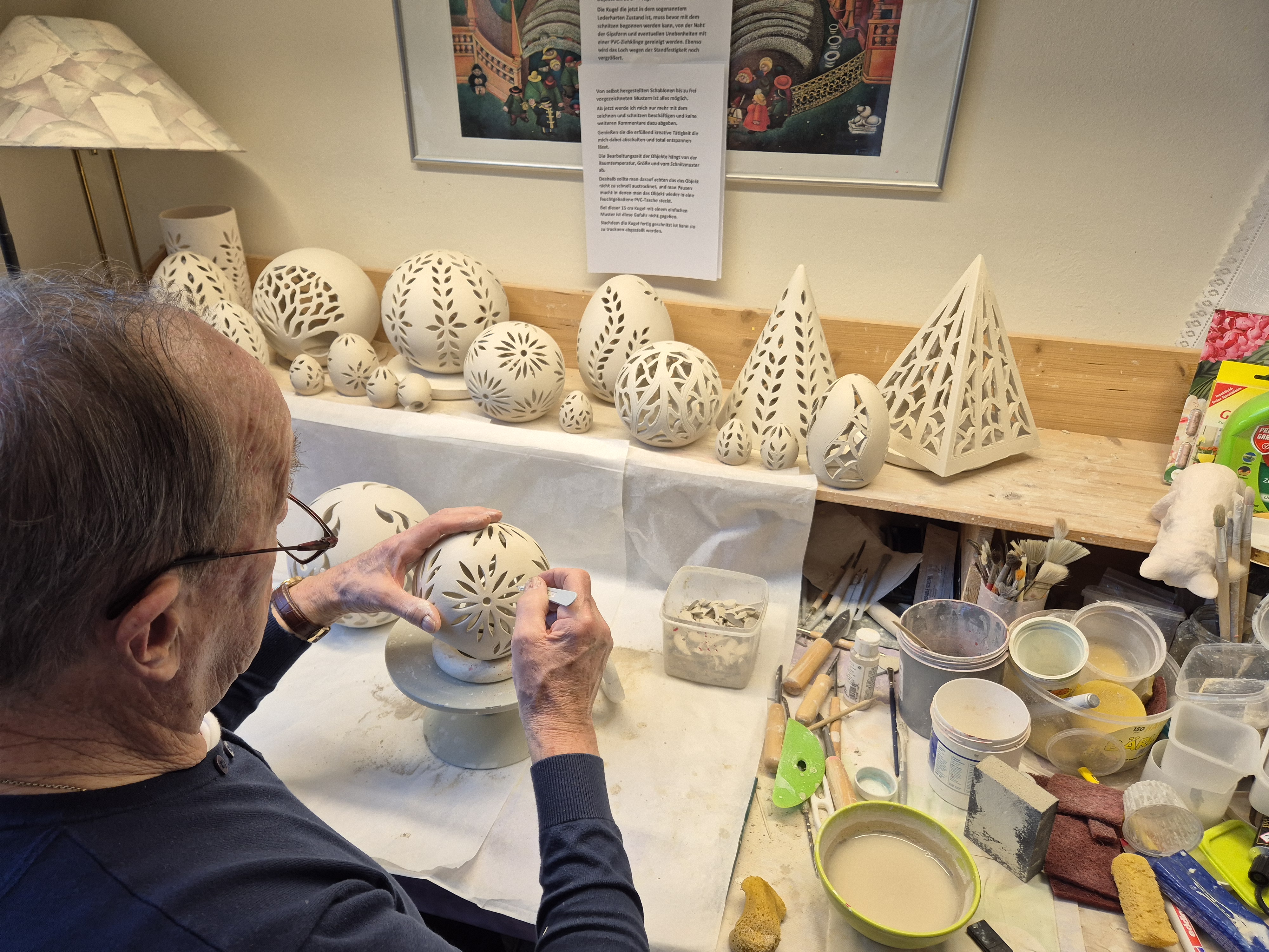 Othmar Pusker beim Ton schnitzen