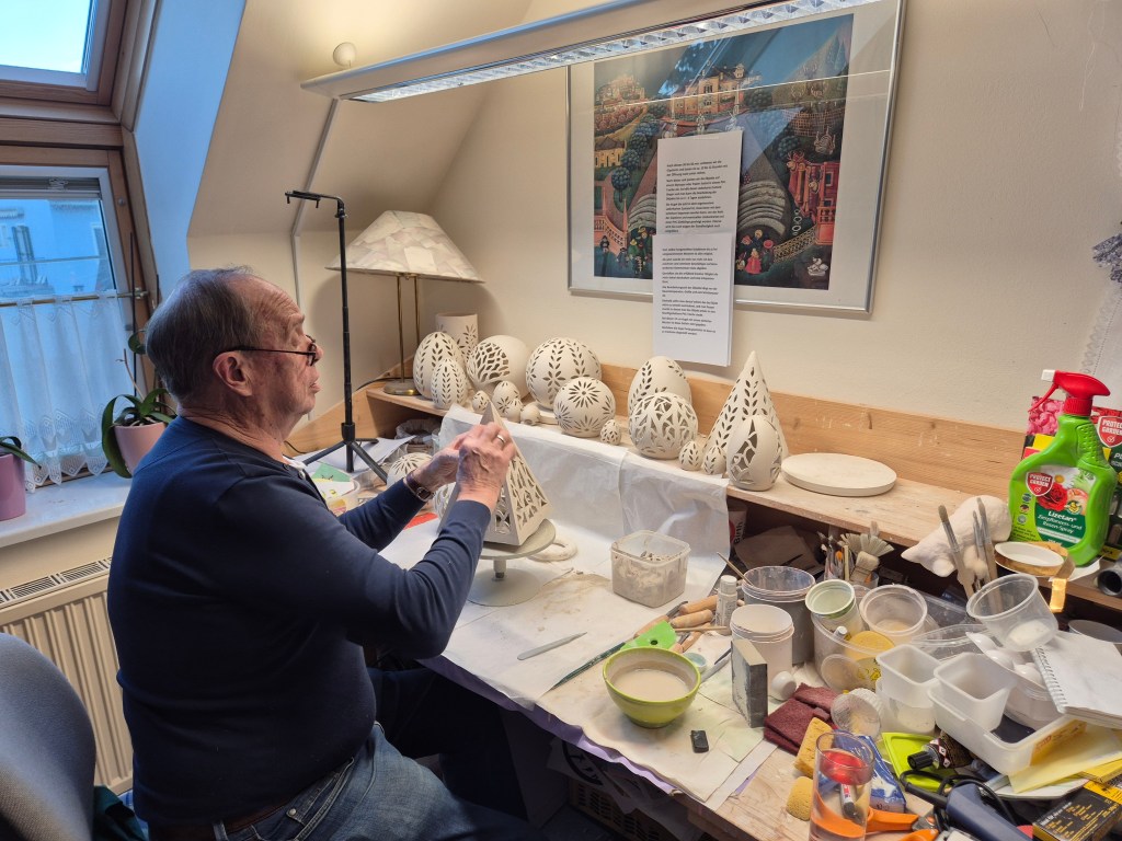 Ton schnitzen, Erde zum Leben erwecken, ein Mann schnitzt Ton, Ton schnitzen als Hobby, Kunstwerke aus Ton