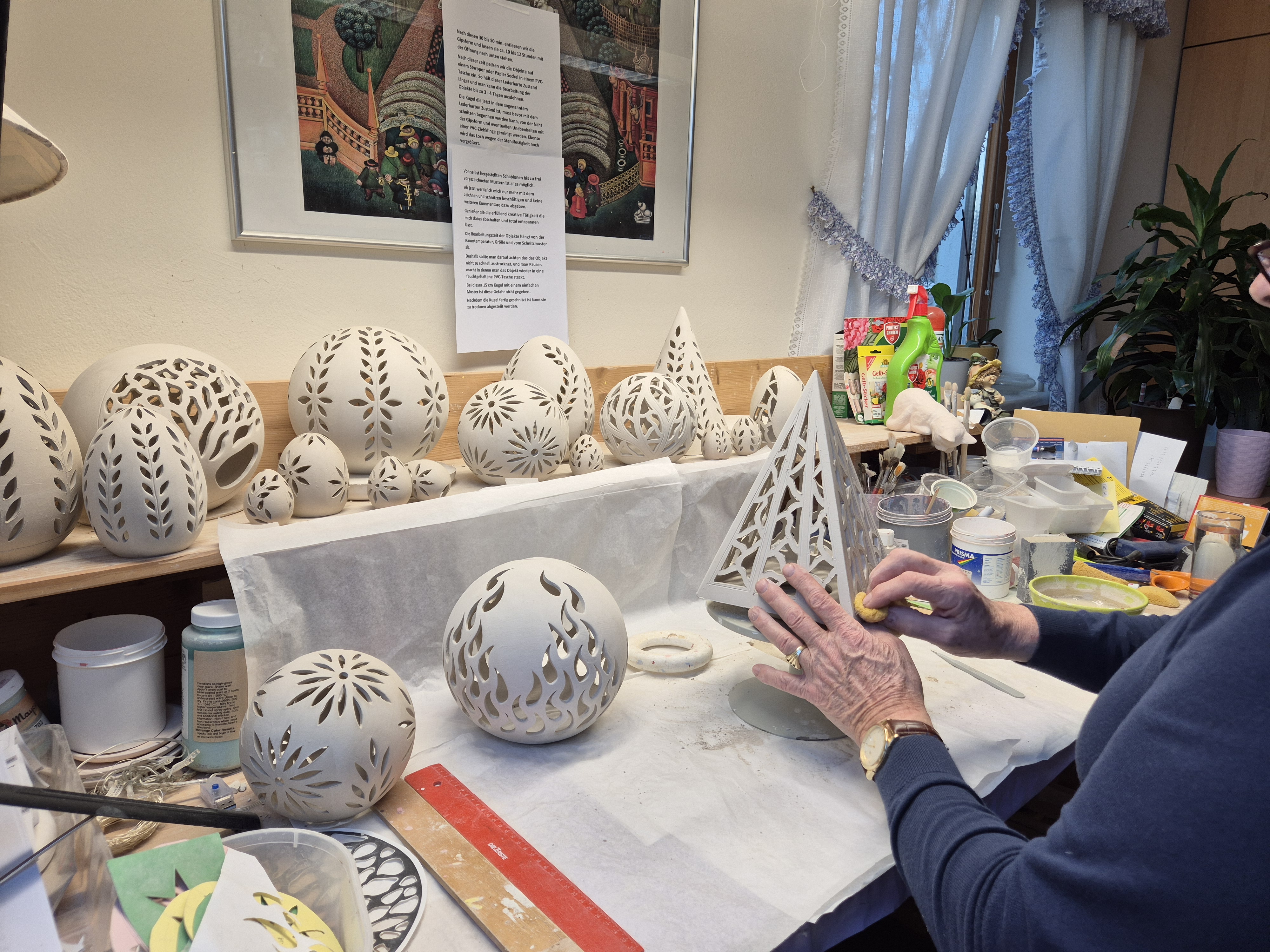 Othmar Pusker während er seinem Hobby, dem Ton schnitzen nachgeht