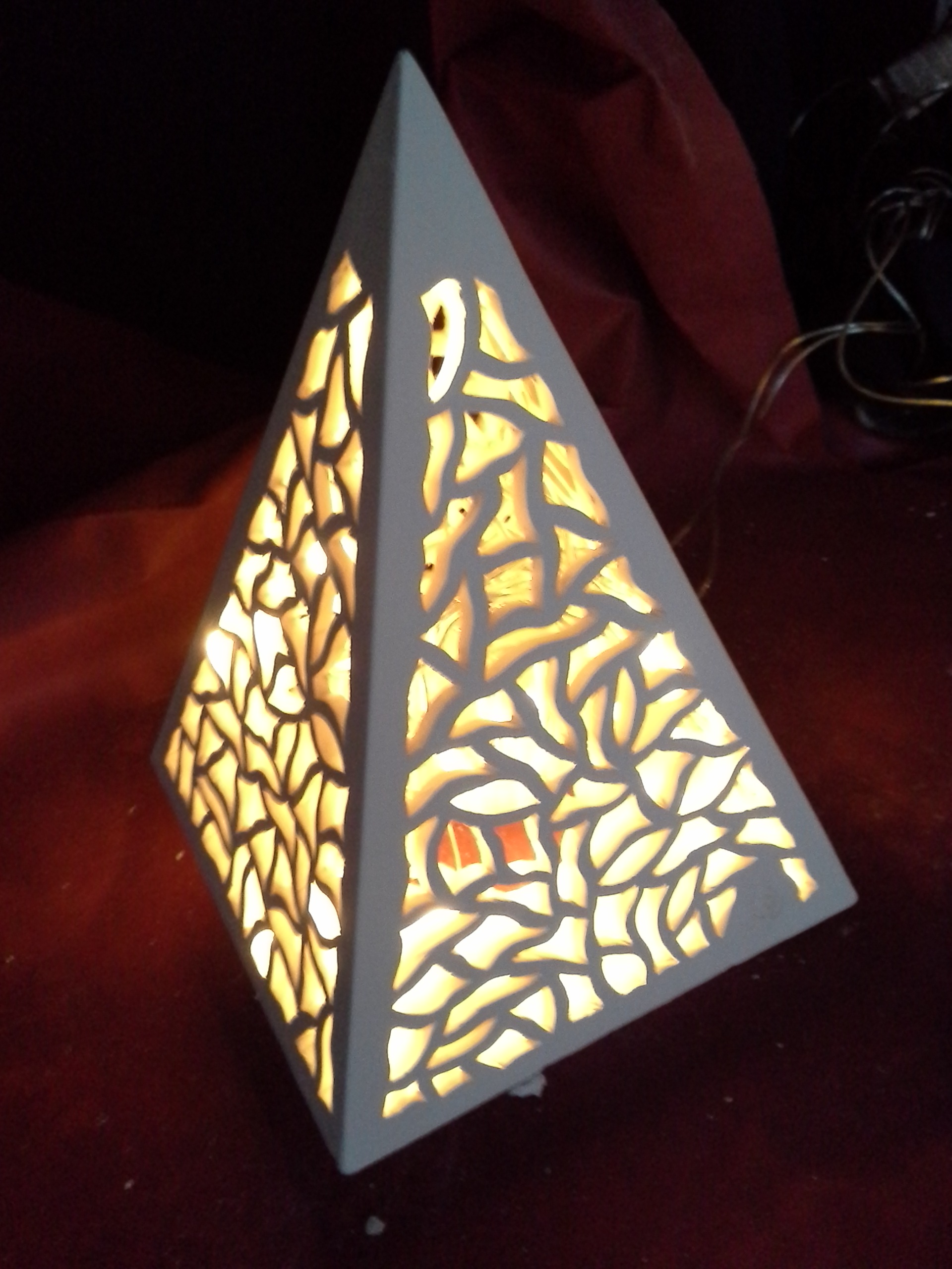 Beleuchtete Pyramide aus geschnitztem Ton