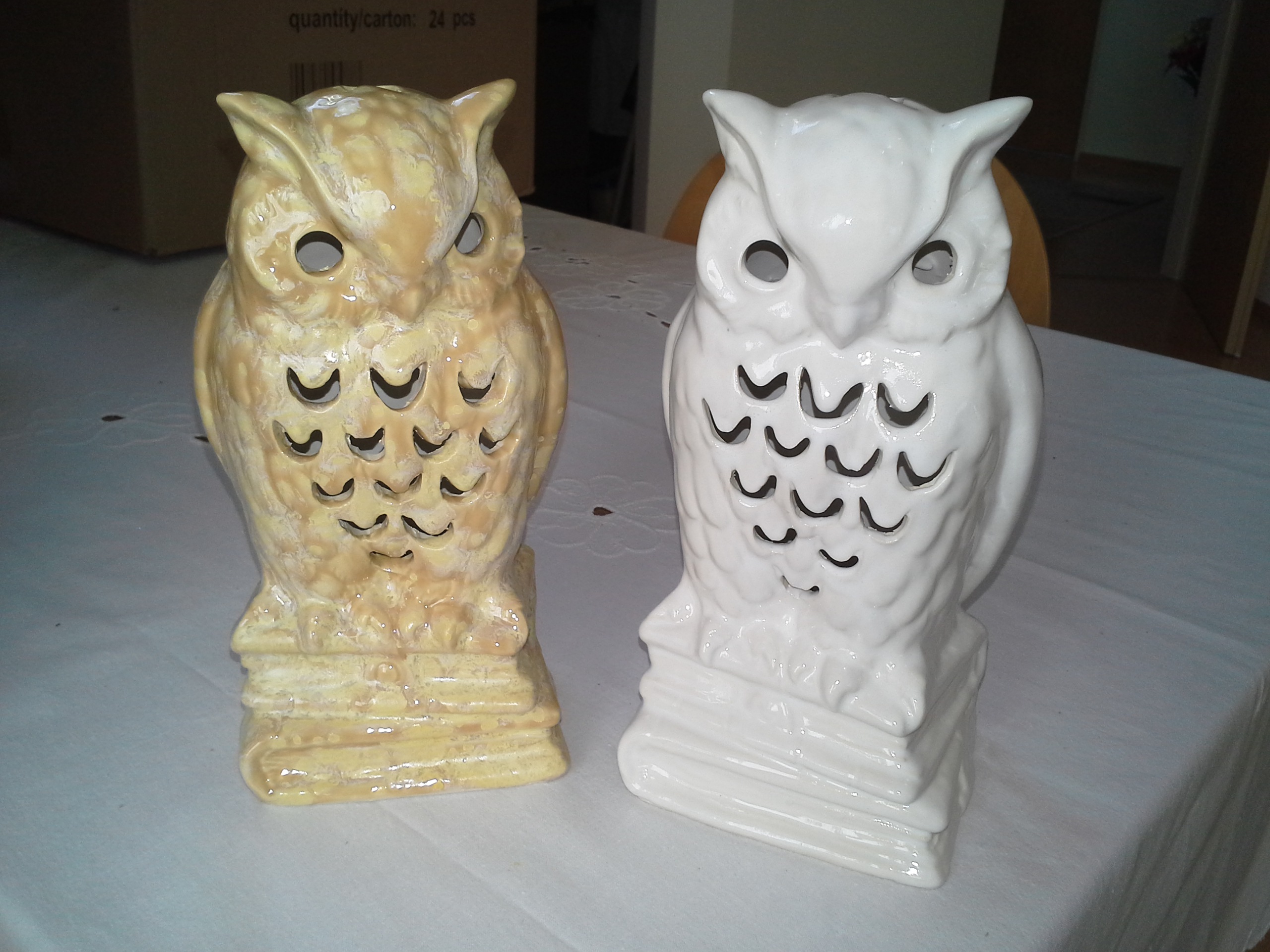 Eulen, glasiert und unglasiert aus geschnitztem Ton